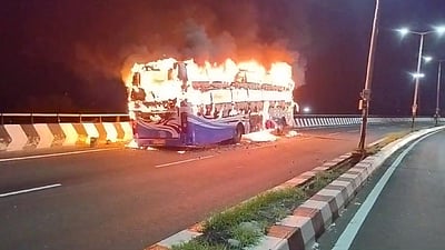 தனியார் பேருந்து தீப்பிடித்து  எரிந்து நாசம்: நல்வாய்ப்பாக 27 பேர் உயிர்த்தப்பினர்